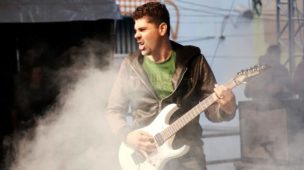 Max Souza, do Guitarra Agora, tocando guitarra em show