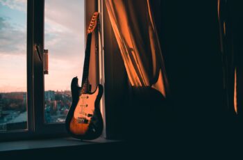 É possível aprender guitarra sozinho e do zero?
